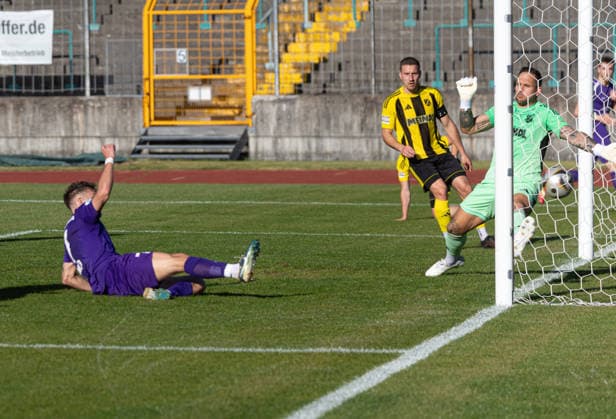 Maximilian Heiß (TSV Schwaben) trifft zum 1:1 Ausgleich gegen Egon Weber (Torwart SV Kirchanschöring); TSV Schwaben Augsburg vs. SV Kirchanschöring, Relegation Regionalliga Bayern, Saison 2025-2026,