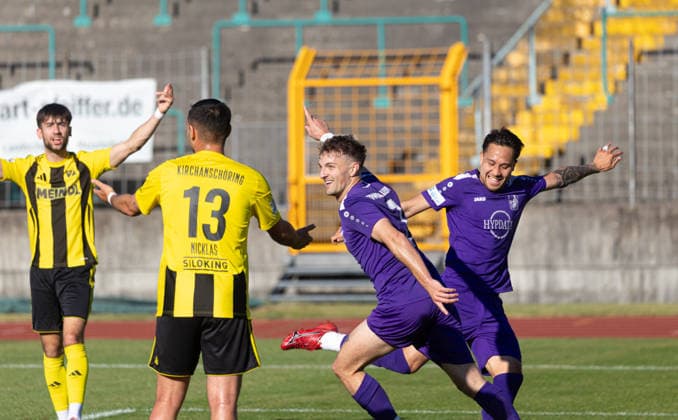 Maximilian Heiß (TSV Schwaben, Mitte) jubelt nach seinem Tor zum 1:1 Ausgleich, mit Achitpol Keereerom (TSV Schwaben Augsburg); TSV Schwaben Augsburg vs. SV Kirchanschöring, Relegation Regionalliga Bayern, Saison 2025-2026,