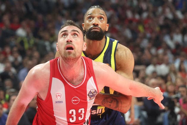 EuroLeague Final Four: Olympiacos vs Fenerbahce Beko ATHENS, GREECE - MAY 22: Khem Birch (R) of Fenerbahce Beko in action against Nikola Milutinov of Olympiacos during the EuroLeague Final Four match between Olympiacos vs Fenerbahce Beko at OAKA Arena in Athens, Greece, on May 22, 2026. Ayhan Mehmet Anadolu Athens Greece. Editorial use only. Please get in touch for any other usage.  Copyright: x2026xAnadoluxAyhanxMehmetx