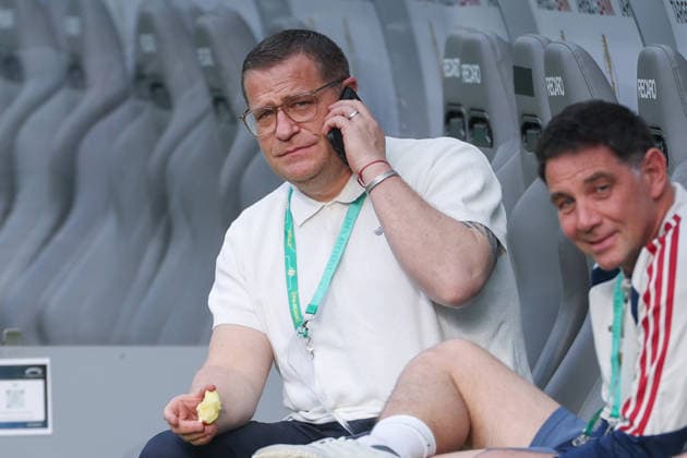 DFB Pokalfinale - 25 26 - Abschluss Training des FC Bayern München am 22.05.2026 im Olympiastadion in Berlin Sportvorstand Max Eberl (Muenchen) beim Abschlusstraining am telefonieren
