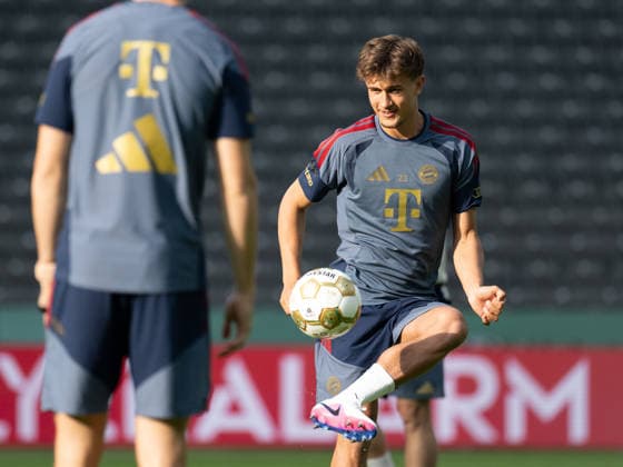 Training FC Bayern Muenchen, Tom Bischof (FC Bayern Muenchen, 20) GER, Abschlusstraining und Pressekonferenz am Vortag des DFB-Pokalfinale, FC Bayern Muenchen vs. VfB Stuttgart, Fussball, Herren, DFB-Pokal, Finale, Spielzeit 2025 2026, 22.05.2026, DFL DFB REGULATIONS PROHIBIT ANY USE OF PHOTOGRAPHS AS IMAGE SEQUENCES AND OR QUASI-VIDEO, GER, Abschlusstraining und Pressekonferenz am Vortag des DFB-Pokalfinale, FC Bayern Muenchen vs. VfB Stuttgart, Fussball, Herren, DFB-Pokal, Finale, Spielzeit 2025 2026, 22.05.2026 Berlin Copyright: xEibner-Pressefoto WolfgangxFrankx EP_WFK