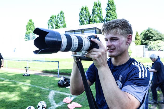 Fussball, 3.Liga Saison 2025 2026 Training MSV Duisburg 22.05.2026, Trainingsgelände MSV Duisburg Gabriel Sadlek (MSV Duisburg, 38) fotografiert mit der Kamera von Clubfotograf Nico Herbertz Duisburg Trainingsgelände MSV Duisburg Nordrhein-Westfalen Deutschland