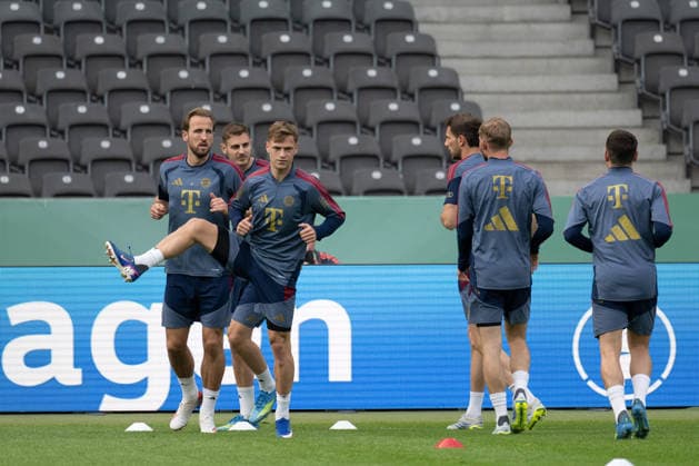 Training FC Bayern Muenchen, v.li. Harry Kane (FC Bayern Muenchen, 09), Joshua Kimmich (FC Bayern Muenchen, 06) GER, Abschlusstraining und Pressekonferenz am Vortag des DFB-Pokalfinale, FC Bayern Muenchen vs. VfB Stuttgart, Fussball, Herren, DFB-Pokal, Finale, Spielzeit 2025 2026, 22.05.2026, DFL DFB REGULATIONS PROHIBIT ANY USE OF PHOTOGRAPHS AS IMAGE SEQUENCES AND OR QUASI-VIDEO, GER, Abschlusstraining und Pressekonferenz am Vortag des DFB-Pokalfinale, FC Bayern Muenchen vs. VfB Stuttgart, Fussball, Herren, DFB-Pokal, Finale, Spielzeit 2025 2026, 22.05.2026 Berlin Copyright: xEibner-Pressefoto WolfgangxFrankx EP_WFK