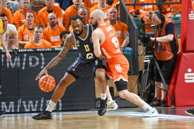 J wan Roberts (ALBA Berlin, 13) gegen Tommy Kuhse (RASTA Vechta, 12) RASTA Vechta vs. ALBA Berlin, easyCredit Basketball Bundesliga, Play-Off, Saison 2025 2026, 22.05.2026, RASTA Vechta vs. ALBA Berlin, easyCredit Basketball Bundesliga, Play-Off, Saison 2025 2026, 22.05.2026 Vechta Copyright: xEibner-Pressefoto RobertxGertzenx EP_RGN