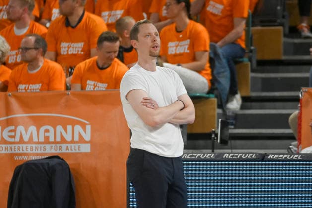 Christian Held (RASTA Vechta, Coach) nachdenklich RASTA Vechta vs. ALBA Berlin, easyCredit Basketball Bundesliga, Play-Off, Saison 2025 2026, 22.05.2026, RASTA Vechta vs. ALBA Berlin, easyCredit Basketball Bundesliga, Play-Off, Saison 2025 2026, 22.05.2026 Vechta Copyright: xEibner-Pressefoto RobertxGertzenx EP_RGN