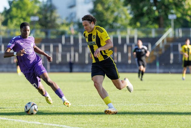 David Rosenstatter (27, SV Kirchanschöring) und Marc Sodji (27, TSV Schwaben Augsburg) beim Spiel zwischen TSV Schwaben Augsburg v SV Kirchanschöring, Fußball, Herren, Regionalliga Bayern Relegation, 2025 2026, 2.Spieltag am 22.05.2026 in Augsburg, Rosenaustadion. Bayern Deutschland