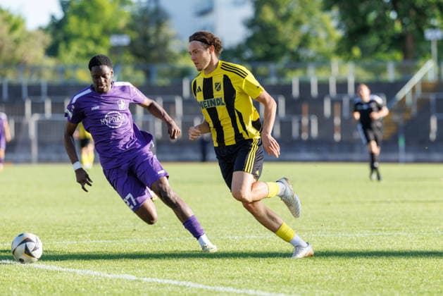 David Rosenstatter (27, SV Kirchanschöring) und Marc Sodji (27, TSV Schwaben Augsburg) beim Spiel zwischen TSV Schwaben Augsburg v SV Kirchanschöring, Fußball, Herren, Regionalliga Bayern Relegation, 2025 2026, 2.Spieltag am 22.05.2026 in Augsburg, Rosenaustadion. Bayern Deutschland