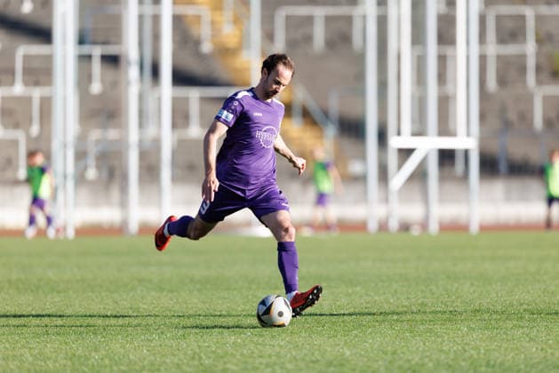Nicola della Schiava (3, TSV Schwaben Augsburg) beim Spiel zwischen TSV Schwaben Augsburg v SV Kirchanschöring, Fußball, Herren, Regionalliga Bayern Relegation, 2025 2026, 2.Spieltag am 22.05.2026 in Augsburg, Rosenaustadion. Bayern Deutschland