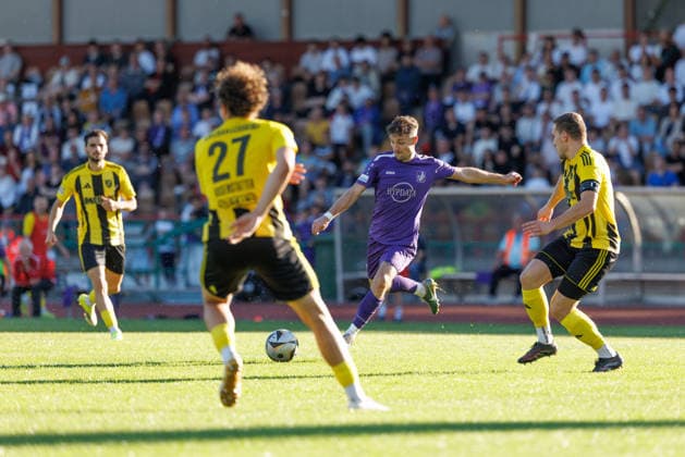 Maximilian Heiß (7, TSV Schwaben Augsburg) im Vordergrund David Rosenstatter (27, SV Kirchanschöring) beim Spiel zwischen TSV Schwaben Augsburg v SV Kirchanschöring, Fußball, Herren, Regionalliga Bayern Relegation, 2025 2026, 2.Spieltag am 22.05.2026 in Augsburg, Rosenaustadion. Bayern Deutschland