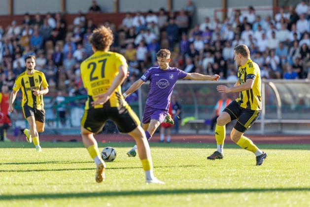 Maximilian Heiß (7, TSV Schwaben Augsburg) im Vordergrund David Rosenstatter (27, SV Kirchanschöring) beim Spiel zwischen TSV Schwaben Augsburg v SV Kirchanschöring, Fußball, Herren, Regionalliga Bayern Relegation, 2025 2026, 2.Spieltag am 22.05.2026 in Augsburg, Rosenaustadion. Bayern Deutschland