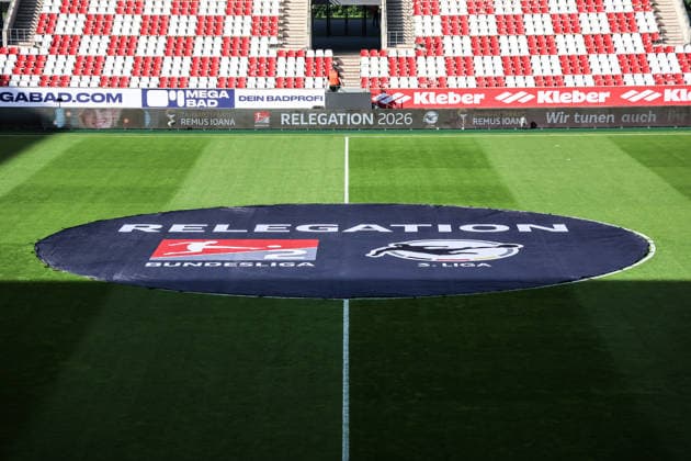 Fussball, Relegation 2026 Saison 2025 2026 Hinspiel Rot Weiss Essen - SpVgg Greuther Fürth 22.05.2026, Stadion an der Hafenstraße Das leere Stadion vor dem Spiel, Sportstätte, Mittelkreisplane mit dem Schriftzug Relegation und den Logos der 2.Bundesliga und 3.Liga Essen Stadion an der Hafenstraße Nordrhein-Westfalen Deutschland