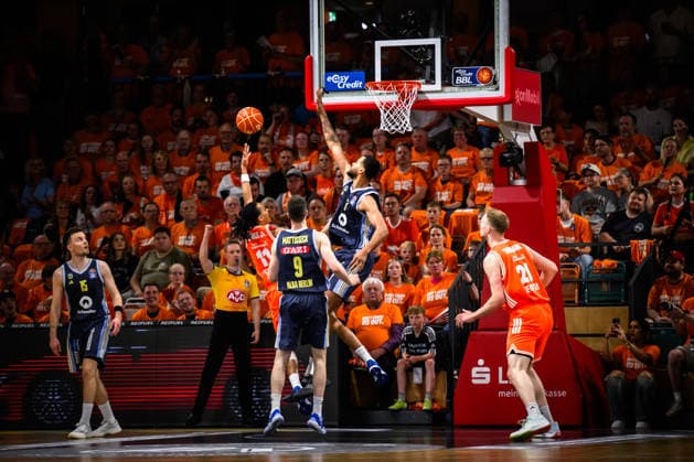 22.05.2026, Rasta Dome, Vechta Basketball, easyCredit Bundesliga, Playoffs Viertelfinale, Rasta Vechta vs. ALBA Berlin Zweikampf zwischen Alonzo Verge Jr. ( 11 Vechta) und Norris Agbakoko ( 17 Berlin)