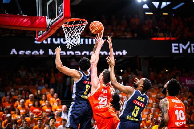 22.05.2026, Rasta Dome, Vechta Basketball, easyCredit Bundesliga, Playoffs Viertelfinale, Rasta Vechta vs. ALBA Berlin Zweikampf zwischen Tibor Pleiß Pleiss ( 22 Vechta) und Jack Kayil ( 7 Berlin), J wan Roberts ( 13 Berlin)