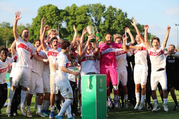 Berlin , Fußball Finale DFB-Pokal Junioren VfL Wolfsburg vs. VfB Stuttgart , Jubel Vfb mit Pokal