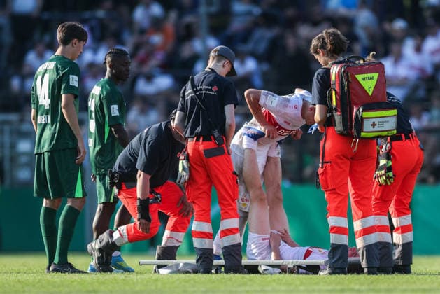 Fußball DFB-Pokal Junioren Finale VfL Wolfsburg U19 - VfB Stuttgart U19 am 22.05.2026 im Karl-Liebknecht-Stadion in Potsdam Matheos Tsigkas ( Stuttgart ) wird verletzt vom Platz getragen DFB regulations prohibit any use of photographs as image sequences and or quasi-video.