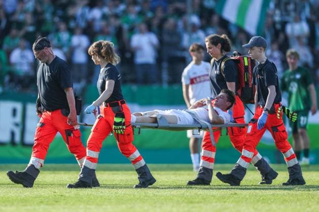 Fußball DFB-Pokal Junioren Finale VfL Wolfsburg U19 - VfB Stuttgart U19 am 22.05.2026 im Karl-Liebknecht-Stadion in Potsdam Matheos Tsigkas ( Stuttgart ) wird verletzt vom Platz getragen DFB regulations prohibit any use of photographs as image sequences and or quasi-video.
