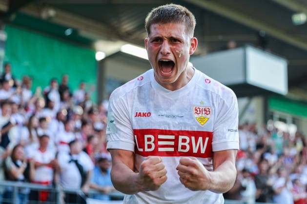 Fußball DFB-Pokal Junioren Finale VfL Wolfsburg U19 - VfB Stuttgart U19 am 22.05.2026 im Karl-Liebknecht-Stadion in Potsdam Torjubel zum 0:3 durch Neno Zezelj ( Stuttgart ) Enis Redzepi ( Stuttgart ) jubelt DFB regulations prohibit any use of photographs as image sequences and or quasi-video.