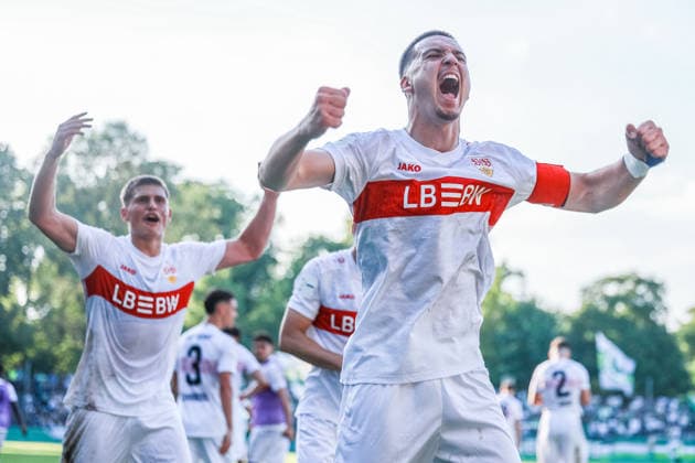 Fußball DFB-Pokal Junioren Finale VfL Wolfsburg U19 - VfB Stuttgart U19 am 22.05.2026 im Karl-Liebknecht-Stadion in Potsdam Torjubel zum 0:3 durch Neno Zezelj ( Stuttgart ) Ivan Knezevic ( Stuttgart ) jubelt DFB regulations prohibit any use of photographs as image sequences and or quasi-video. *** Soccer DFB Cup Junior Final VfL Wolfsburg U19 VfB Stuttgart U19 on 22 05 2026 at Karl Liebknecht Stadium in Potsdam Goal celebration to 0 3 by Neno Zezelj Stuttgart Ivan Knezevic Stuttgart cheers DFB regulations prohibit any use of photographs as image sequences and or quasi video xJRx