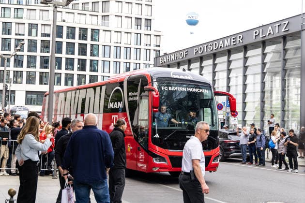 GER, DFB-Pokalfinale, Training und Pressekonferenz, FC Bayern München - VfB Stuttgart. 22.05.2026, Olympiastadion, Olympiastadion, GER, DFB-Pokalfinale, Training und Pressekonferenz, FC Bayern München - VfB Stuttgart. Ankunft des Mannschaftsbuses des FC Bayern München Â