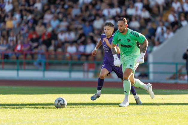 Egon Weber (1, SV Kirchanschöring) und Maximilian Heiß (7, TSV Schwaben Augsburg) beim Spiel zwischen TSV Schwaben Augsburg v SV Kirchanschöring, Fußball, Herren, Regionalliga Bayern Relegation, 2025 2026, 2.Spieltag am 22.05.2026 in Augsburg, Rosenaustadion. Bayern Deutschland