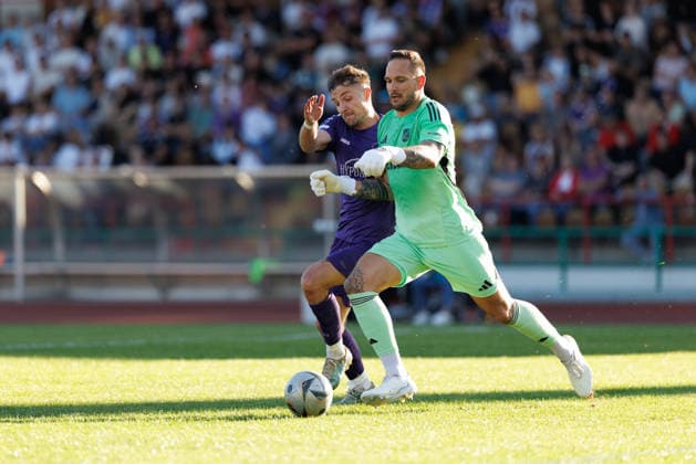 Egon Weber (1, SV Kirchanschöring) und Maximilian Heiß (7, TSV Schwaben Augsburg) beim Spiel zwischen TSV Schwaben Augsburg v SV Kirchanschöring, Fußball, Herren, Regionalliga Bayern Relegation, 2025 2026, 2.Spieltag am 22.05.2026 in Augsburg, Rosenaustadion. Bayern Deutschland