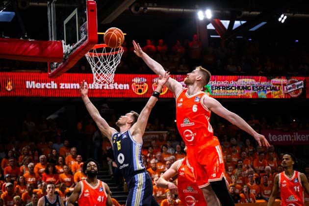 22.05.2026, Rasta Dome, Vechta Basketball, easyCredit Bundesliga, Playoffs Viertelfinale, Rasta Vechta vs. ALBA Berlin Zweikampf zwischen Martin Hermannsson ( 15 Berlin) und Luc van Slooten ( 6 Vechta)