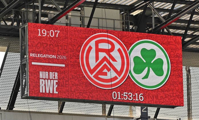 22.05.2026 - Fussball - Saison 2025 2026 - Relegation 2. Fussball Bundesliga - Hinspiel: Rot Weiss Essen RWE - SpVgg Greuther Fürth ( Kleeblatt ) - Sportfoto Zink MeZi - xmexzix - DFL regulations prohibit any use of photographs as image sequences and or quasi-video - only for editorial use - Feature Impression Symbolbild Symbolfoto - Anzeigetafel