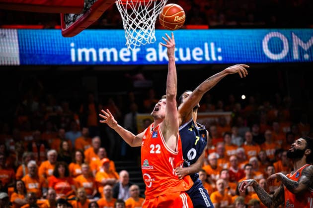 22.05.2026, Rasta Dome, Vechta Basketball, easyCredit Bundesliga, Playoffs Viertelfinale, Rasta Vechta vs. ALBA Berlin Zweikampf zwischen Tibor Pleiß Pleiss ( 22 Vechta) und Norris Agbakoko ( 17 Berlin)