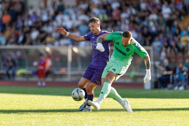 Egon Weber (1, SV Kirchanschöring) und Maximilian Heiß (7, TSV Schwaben Augsburg) beim Spiel zwischen TSV Schwaben Augsburg v SV Kirchanschöring, Fußball, Herren, Regionalliga Bayern Relegation, 2025 2026, 2.Spieltag am 22.05.2026 in Augsburg, Rosenaustadion. Bayern Deutschland