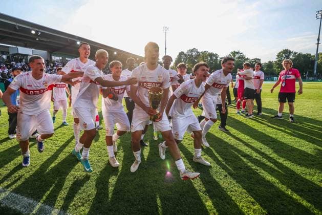 Fußball DFB-Pokal Junioren Finale VfL Wolfsburg U19 - VfB Stuttgart U19 am 22.05.2026 im Karl-Liebknecht-Stadion in Potsdam Stuttgart feiert den Sieg Gewinn des DFB-Pokals der Junioren DFB regulations prohibit any use of photographs as image sequences and or quasi-video.