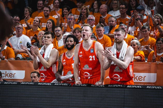 1. Basketball Bundesliga, easyCredit BBL, Saison 2025 2026, Herren, Playoffs, Viertelfinale, Spiel 3, 22.05.2026, RASTA Vechta - ALBA Berlin Das Team von RASTA Vechta zeigt Emotionen während der Partie Vechta RASTA Dome Niedersachsen Deutschland