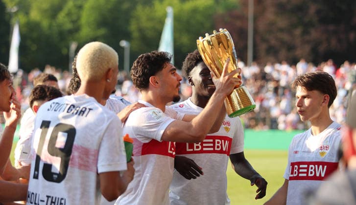Berlin , Fußball Finale DFB-Pokal Junioren VfL Wolfsburg vs. VfB Stuttgart , Jubel VfB