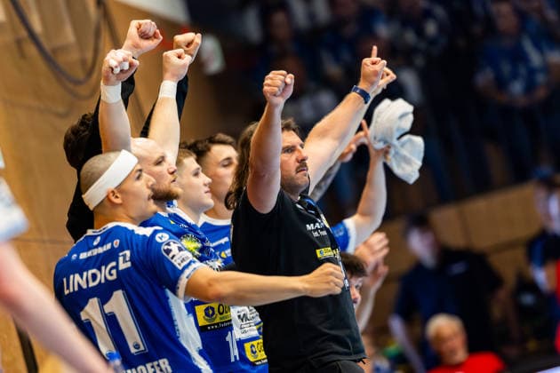22.05.2026, GER, Handball, Maenner, Saison 25 26, Daikin 1.Bl, 32.Spieltag, ThSV Eisenach - TVB Lemgo Lippe Sebastian Hinze (ThSV Eisenach,Trainer) jubelt gemeinsam mit seiner Mannschaft 99817 Eisenach Werner-Assmann-Halle Am Sportp Thueringen Deutschland