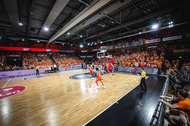 1. Basketball Bundesliga, easyCredit BBL, Saison 2025 2026, Herren, Playoffs, Viertelfinale, Spiel 3, 22.05.2026, RASTA Vechta - ALBA Berlin RASTA Dome (Spielstätte - RASTA Vechta) zeigt Emotionen während der Partie Vechta RASTA Dome Niedersachsen Deutschland