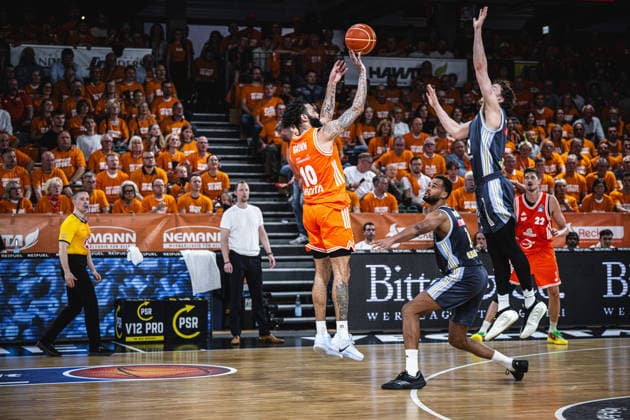 1. Basketball Bundesliga, easyCredit BBL, Saison 2025 2026, Herren, Playoffs, Viertelfinale, Spiel 3, 22.05.2026, RASTA Vechta - ALBA Berlin Tevin Brown ( 10 - RASTA Vechta) beim Jumpshot Vechta RASTA Dome Niedersachsen Deutschland