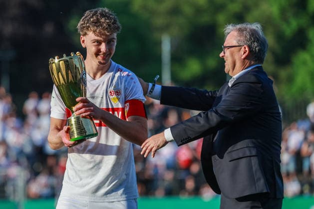 Fußball DFB-Pokal Junioren Finale VfL Wolfsburg U19 - VfB Stuttgart U19 am 22.05.2026 im Karl-Liebknecht-Stadion in Potsdam Yanik Noah Spalt ( Stuttgart ) erhält den Pokal Pokalübergabe DFB regulations prohibit any use of photographs as image sequences and or quasi-video.