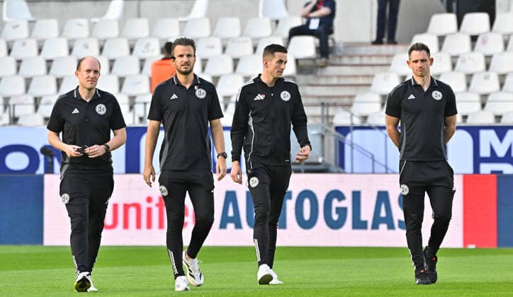 22.05.2026 - Fussball - Saison 2025 2026 - Relegation 2. Fussball Bundesliga - Hinspiel: Rot Weiss Essen RWE - SpVgg Greuther Fürth ( Kleeblatt ) - Sportfoto Zink MeZi - xmexzix - DFL regulations prohibit any use of photographs as image sequences and or quasi-video - only for editorial use - Daniel Schlager (Schiedsrichter, 2.vl) vor Spielbeginn mit seinem Team