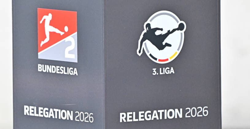 22.05.2026 - Fussball - Saison 2025 2026 - Relegation 2. Fussball Bundesliga - Hinspiel: Rot Weiss Essen RWE - SpVgg Greuther Fürth ( Kleeblatt ) - Sportfoto Zink MeZi - xmexzix - DFL regulations prohibit any use of photographs as image sequences and or quasi-video - only for editorial use - Feature Impression Symbolbild Symbolfoto - Stele mit Logos zur Relegation