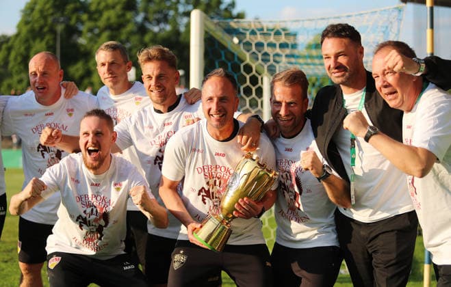 Berlin , Fußball Finale DFB-Pokal Junioren VfL Wolfsburg vs. VfB Stuttgart , Jubel VfB , mit Pokal : Trainer Tobias Rathgeb