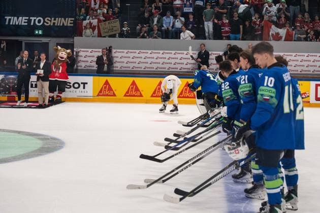 FRIBOURG, FRIBOURG - MAY 22: Slovenia players following the game during the 2026 IIHF World Championship, WM, Weltmeisterschaft Preliminary Round Group B match between Canada and Slovenia at BCF Arena on May 22, 2026 in Fribourg, Fribourg, Switzerland.  Copyright: xLivioxBaeriswylx xSPPx Sportspressphoto_SPR151910