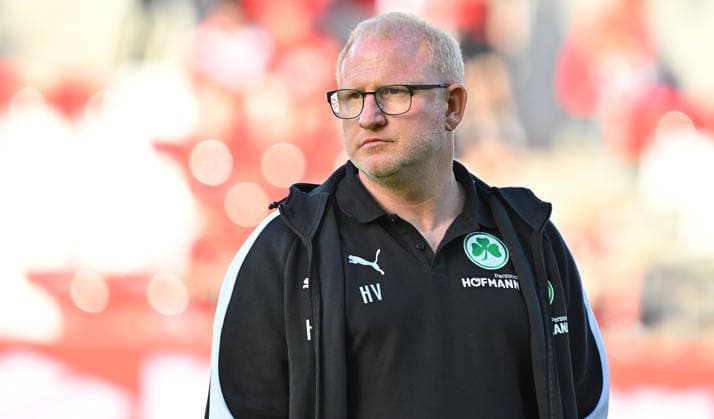 22.05.2026 - Fussball - Saison 2025 2026 - Relegation 2. Fussball Bundesliga - Hinspiel: Rot Weiss Essen RWE - SpVgg Greuther Fürth ( Kleeblatt ) - Sportfoto Zink MeZi - xmexzix - DFL regulations prohibit any use of photographs as image sequences and or quasi-video - only for editorial use - Heiko Vogel ( Trainer SpVgg Greuther Fürth ) vor Spielbeginn