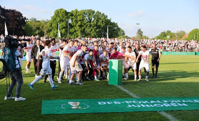 22.05.26 A-Junioren DFB-Pokal Finale 2026 U19 VfL Wolfsburg - U19 VfB Stuttgart Deutschland, Potsdam, 22.05.2026, Fussball, Saison 2025 2026, A-Junioren DFB-Pokal Finale 2026, U19 VfL Wolfsburg - U19 VfB Stuttgart: Team Mannschaft U19 VfB Stuttgart Schlussjubel Pokalsieger.