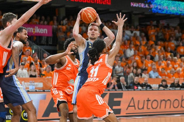 Martin Hermannsson (ALBA Berlin, 15) gegen Lloyd Pandi (RASTA Vechta, 41) verdeckt und Alonzo Verge jr. (RASTA Vechta, 11) RASTA Vechta vs. ALBA Berlin, easyCredit Basketball Bundesliga, Play-Off, Saison 2025 2026, 22.05.2026, RASTA Vechta vs. ALBA Berlin, easyCredit Basketball Bundesliga, Play-Off, Saison 2025 2026, 22.05.2026 Vechta Copyright: xEibner-Pressefoto RobertxGertzenx EP_RGN