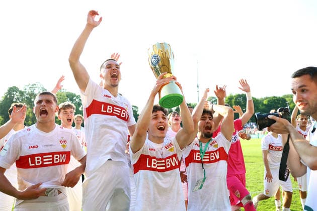 10 Tuncay Durna (VfB Stuttgart U19) mit dem DFB-Pokal der Junioren. Fußball I Junioren I DFB-Pokal I Saison 2025-2026 I Finale I VfL Wolfsburg U19 - VfB Stuttgart U19 I 22.05.2026 I Karl-Liebknecht-Stadion