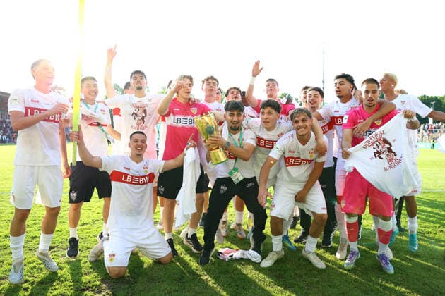 Die VfB Stuttgart U19 bejubelt den Gewinn des DFB-Pokals der Junioren. Fußball I Junioren I DFB-Pokal I Saison 2025-2026 I Finale I VfL Wolfsburg U19 - VfB Stuttgart U19 I 22.05.2026 I Karl-Liebknecht-Stadion