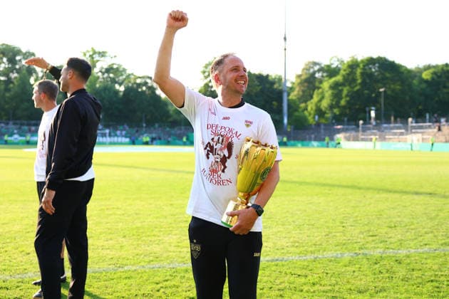 Tobias Rathgeb (Trainer, VfB Stuttgart U19) mitt dem DFB-Pokal der Junioren. Fußball I Junioren I DFB-Pokal I Saison 2025-2026 I Finale I VfL Wolfsburg U19 - VfB Stuttgart U19 I 22.05.2026 I Karl-Liebknecht-Stadion