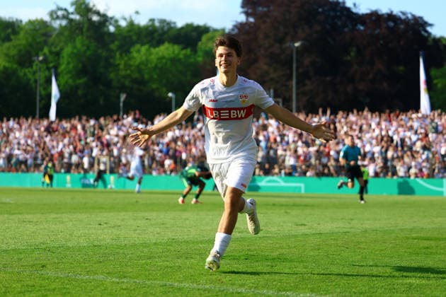 7 Neno Zezelj (VfB Stuttgart U19) bejubelt seinen Treffer zum 0:3. Fußball I Junioren I DFB-Pokal I Saison 2025-2026 I Finale I VfL Wolfsburg U19 - VfB Stuttgart U19 I 22.05.2026 I Karl-Liebknecht-Stadion
