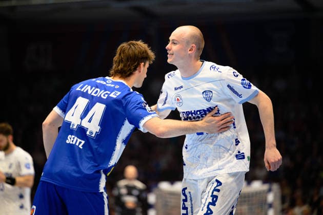 Stephan Seitz (ThSV Eisenach, 44) und Leve Carstensen (TBV Lemgo Lippe, 21) klatschen sich vor dem Spiel ab. GER, ThSV Eisenach gegen TBV Lemgo Lippe, 1. Daikin Handballbundesliga, Handball, 32.Spieltag, Saison 2025 2026, 22.05.2026 GER, ThSV Eisenach gegen TBV Lemgo Lippe, 1. Daikin Handballbundesliga, Handball, 32.Spieltag, Saison 2025 2026, 22.05.2026 Eisenach Copyright: xEibner-Pressefoto MartinxHerbstx EP_MHT