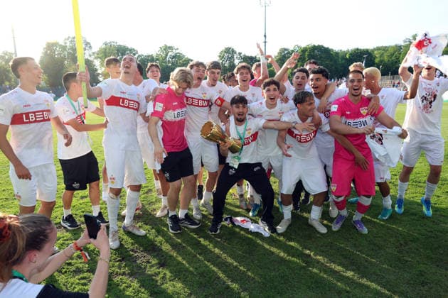 22.05.26 A-Junioren DFB-Pokal Finale 2026 U19 VfL Wolfsburg - U19 VfB Stuttgart Deutschland, Potsdam, 22.05.2026, Fussball, Saison 2025 2026, A-Junioren DFB-Pokal Finale 2026, U19 VfL Wolfsburg - U19 VfB Stuttgart: Team Mannschaft U19 VfB Stuttgart Schlussjubel Pokalsieger.