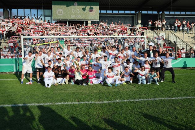 22.05.26 A-Junioren DFB-Pokal Finale 2026 U19 VfL Wolfsburg - U19 VfB Stuttgart Deutschland, Potsdam, 22.05.2026, Fussball, Saison 2025 2026, A-Junioren DFB-Pokal Finale 2026, U19 VfL Wolfsburg - U19 VfB Stuttgart: Team Mannschaft U19 VfB Stuttgart Schlussjubel Pokalsieger.